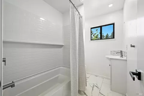 Bath - 15 Arbor Cir, Novato, CA 94947 photo 2 of 3