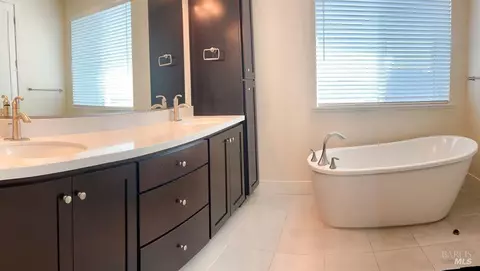 Bath - 1108 Portello Ln, Windsor, CA 95492 photo 1 of 2