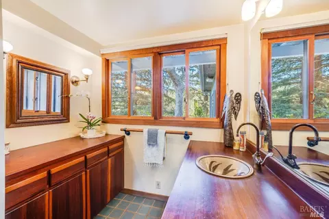 Bath - 6201 Old River Rd, Ukiah, CA 95482 photo 1 of 3
