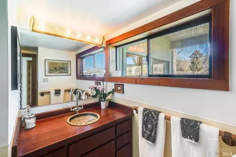 Bath - 6201 Old River Rd, Ukiah, CA 95482 photo 2 of 3