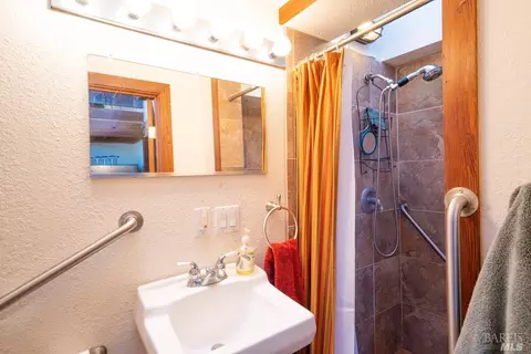 Bath - 6201 Old River Rd, Ukiah, CA 95482 photo 3 of 3