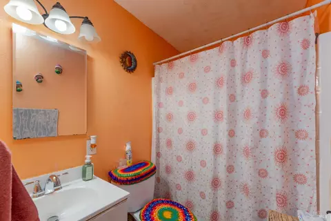 Bath - 1367 Yokayo Dr, Ukiah, CA 95482 photo 2 of 3