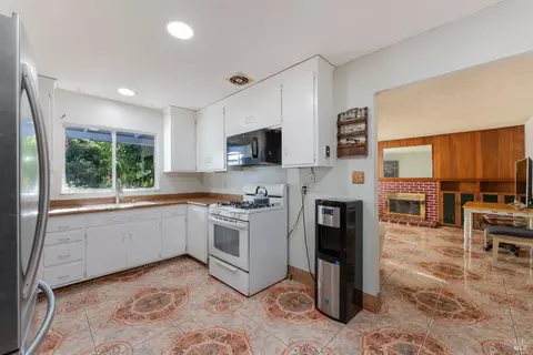 Kitchen - 1367 Yokayo Dr, Ukiah, CA 95482 photo 1 of 2