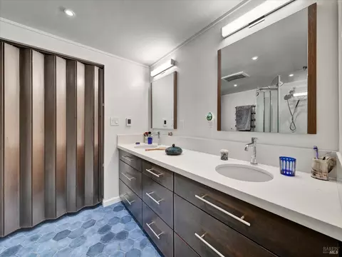 Bath - 20730 Heron Dr, Bodega Bay, CA 94923 photo 2 of 4