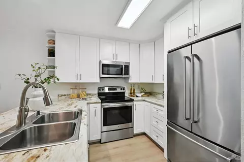 Kitchen - 44 Creek Ct, Cotati, CA 94931 photo 4 of 5