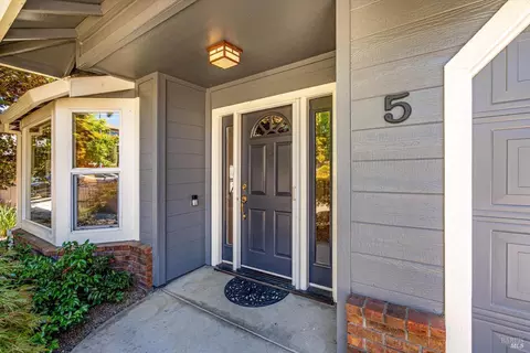 5 Capitola Ct, Napa, CA 94559 photo 2