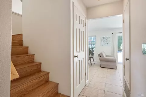 Entry Way - 124 Hydrangea Ct, Vallejo, CA 94591 photo 2 of 3