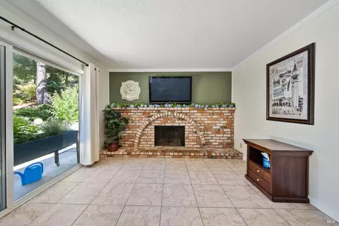 Living - 124 Hydrangea Ct, Vallejo, CA 94591 photo 4 of 4