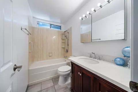 Bath - 124 Hydrangea Ct, Vallejo, CA 94591 photo 4 of 4
