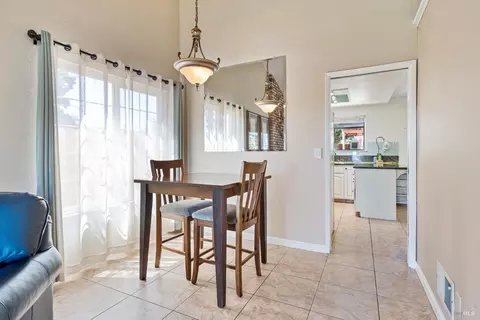 Dining - 124 Hydrangea Ct, Vallejo, CA 94591 photo 2 of 4