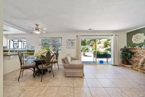 Dining - 124 Hydrangea Ct, Vallejo, CA 94591 photo 4 of 4