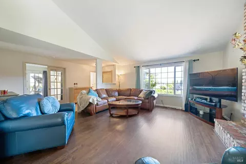 Living - 124 Hydrangea Ct, Vallejo, CA 94591 photo 3 of 4