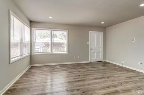Living - 2936 Burnette St, Vallejo, CA 94591 photo 2 of 3