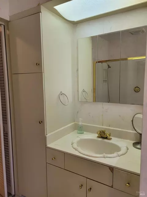 Bath - 1607 Vervais Ave, Vallejo, CA 94591 photo 2 of 8