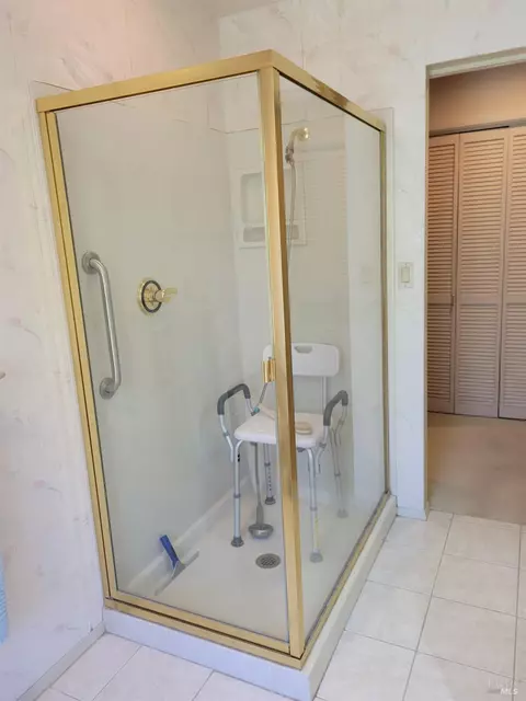 Bath - 1607 Vervais Ave, Vallejo, CA 94591 photo 4 of 8