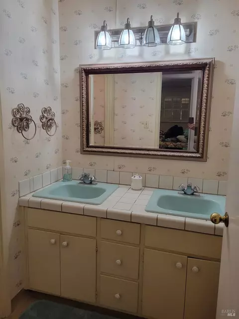 Bath - 1607 Vervais Ave, Vallejo, CA 94591 photo 7 of 8