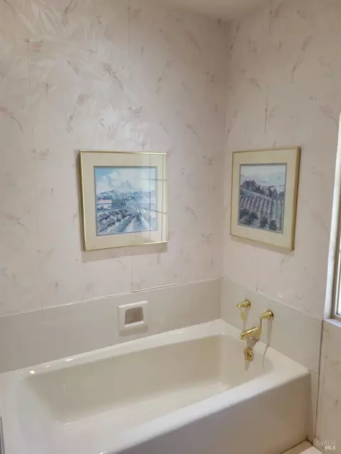 Bath - 1607 Vervais Ave, Vallejo, CA 94591 photo 3 of 8