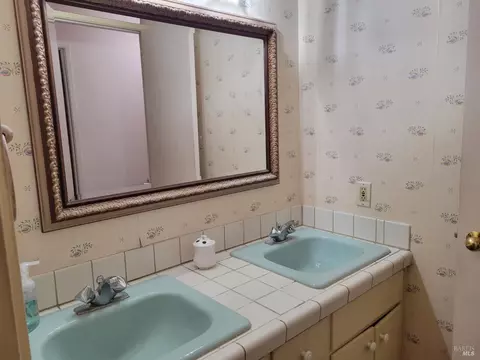 Bath - 1607 Vervais Ave, Vallejo, CA 94591 photo 6 of 8
