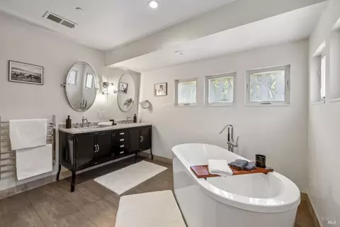 Bath - 17 Juno Rd, Tiburon, CA 94920 photo 1 of 5