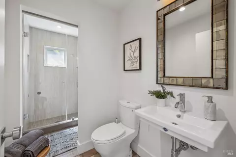 Bath - 17 Juno Rd, Tiburon, CA 94920 photo 4 of 5
