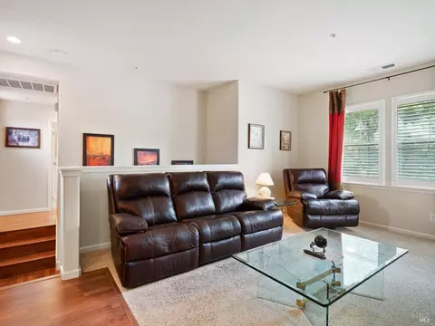 Living - 165 Stonegate Cir #E, Cloverdale, CA 95425 photo 2 of 3