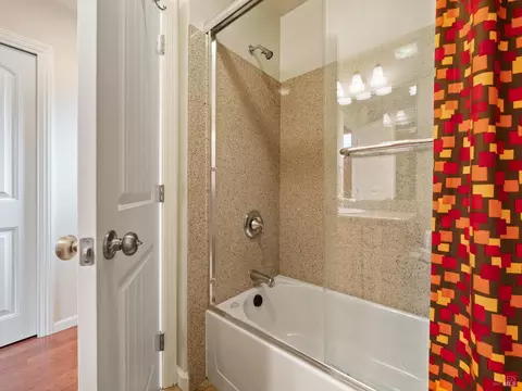 Bath - 165 Stonegate Cir #E, Cloverdale, CA 95425 photo 4 of 4