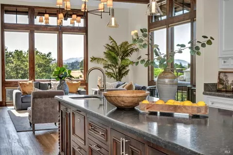 231 Poppy Hill Dr, Healdsburg, CA 95448