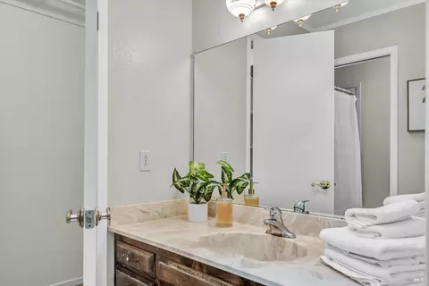 Bath - 175 Vine Dr, Cloverdale, CA 95425 photo 2 of 4