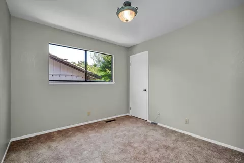 Bedroom - 175 Vine Dr, Cloverdale, CA 95425 photo 3 of 4
