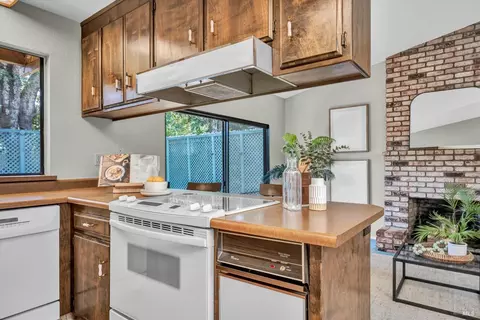 Kitchen - 175 Vine Dr, Cloverdale, CA 95425 photo 2 of 2