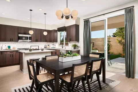 2725 Amora Cir, Santa Rosa, CA 95407
