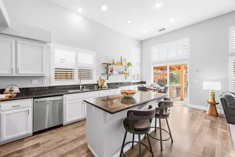 Kitchen - 807 Kells Cir, Vacaville, CA 95688 photo 3 of 4