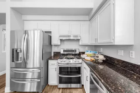 Kitchen - 807 Kells Cir, Vacaville, CA 95688 photo 4 of 4