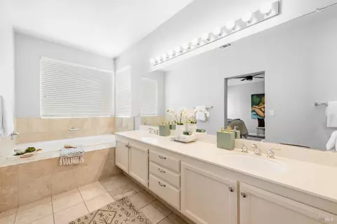 Bath - 807 Kells Cir, Vacaville, CA 95688 photo 1 of 2