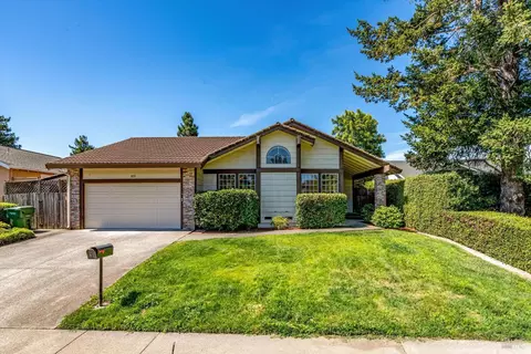 1012 Garfield Dr, Petaluma, CA 94954
