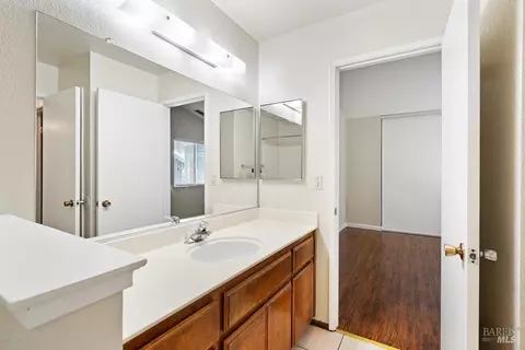 Bath - 148 Stageline Dr, Vallejo, CA 94591 photo 4 of 4