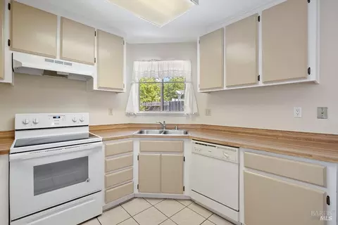 Kitchen - 148 Stageline Dr, Vallejo, CA 94591 photo 2 of 2