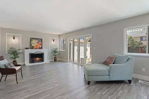 Living - 4881 Regency Pl, Fairfield, CA 94534 photo 2 of 6