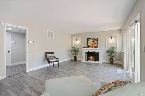 Living - 4881 Regency Pl, Fairfield, CA 94534 photo 4 of 6