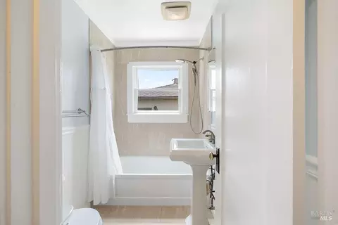 Bath - 185 Baxter St, Vallejo, CA 94590 photo 1 of 2
