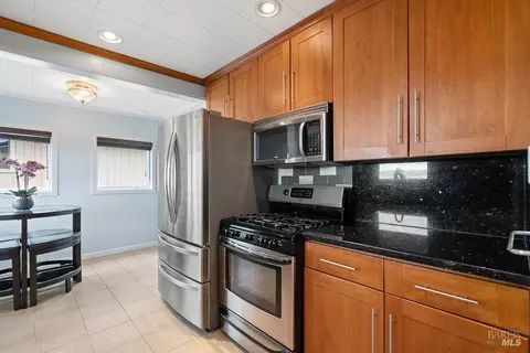 Kitchen - 185 Baxter St, Vallejo, CA 94590 photo 2 of 3
