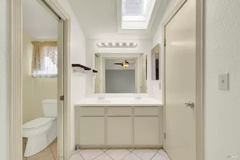 Bath - 112 Picadilly Cir, Vallejo, CA 94591 photo 2 of 3