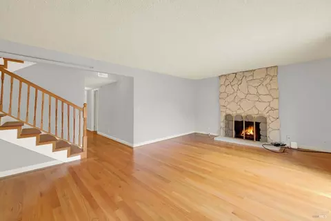 Living - 112 Picadilly Cir, Vallejo, CA 94591 photo 6 of 9