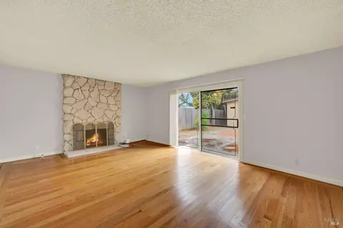 Living - 112 Picadilly Cir, Vallejo, CA 94591 photo 5 of 9