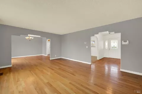 Living - 112 Picadilly Cir, Vallejo, CA 94591 photo 2 of 9
