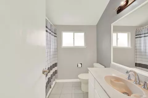 Bath - 112 Picadilly Cir, Vallejo, CA 94591 photo 3 of 3