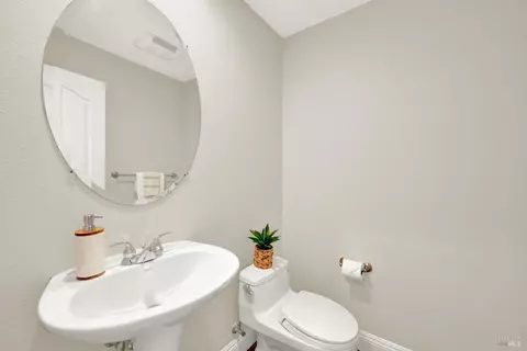 Bath - 1240 Wildwing Ln, Vallejo, CA 94591 photo 6 of 7