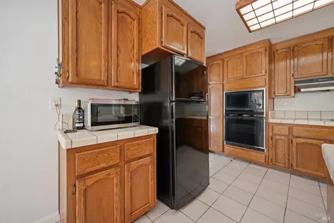 Kitchen - 891 Wellfleet Dr, Vallejo, CA 94591 photo 4 of 6