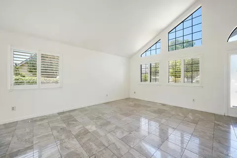 Living - 891 Wellfleet Dr, Vallejo, CA 94591 photo 4 of 9