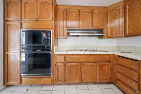 Kitchen - 891 Wellfleet Dr, Vallejo, CA 94591 photo 3 of 6